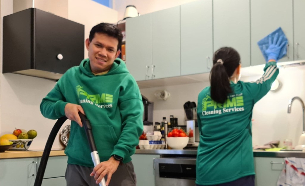 Kaksi Prime Cleaningin tiimiläistä työssä helsinkiläiskeittiössä