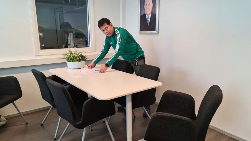 Prime Cleaningin tiimiläinen toimistosiivouksessa Helsingissä